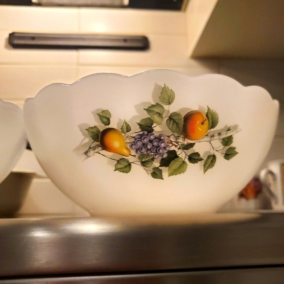 ⭐ARCOPAL "FRUITS de FRANCE" 2 WHITE MILK GLASS SCALLOPED BOWLS 1970s VINTAGE - Picture 7 of 15